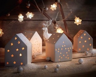 Noël : on décore la maison avec une guirlande lumineuse autour d'une pile  de livres - Nos plus belles inspirations pour réussir sa déco de Noël à la  maison - Elle